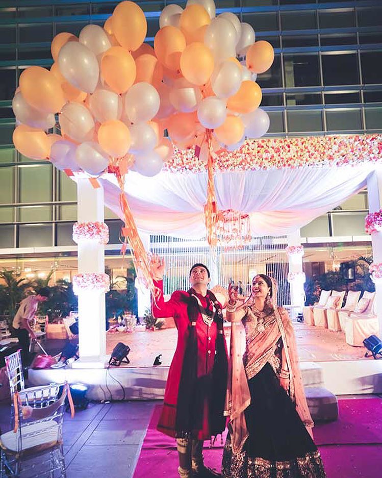budget wedding decor, budget wedding decor ideas, balloon wedding decor, balloon decor ideas, couple with balloons