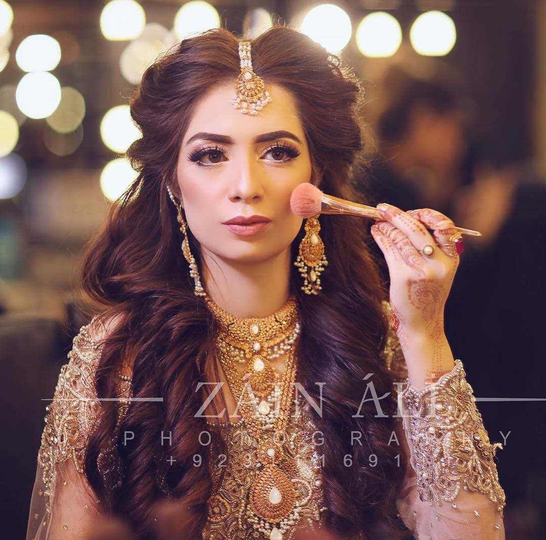 Bridal Hairstyles - 1 Word For This Beautiful Hairstyle..❤ . . . #pakistani  #pakistanistyle #pakistanifashion #pakistaniwedding #jewelleryset  #jewellerydesigns #pakistanicelebrities #bridalhairstyles  #bridalhairstyleideas #hairstyles ...
