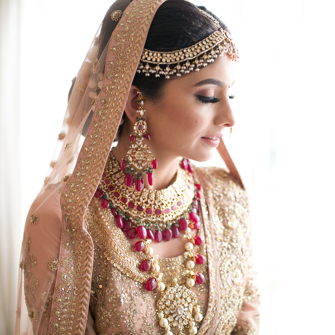 contrasting jewellery, bridal jewellery