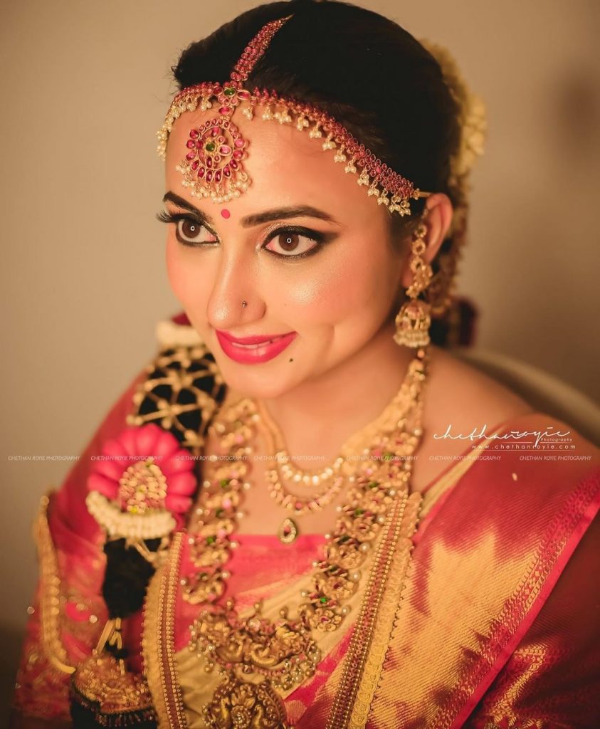 Kerala Hindu bridal makeup and hair style I Happy bride story at Trivandrum  II Vikas Vks makeup - YouTube