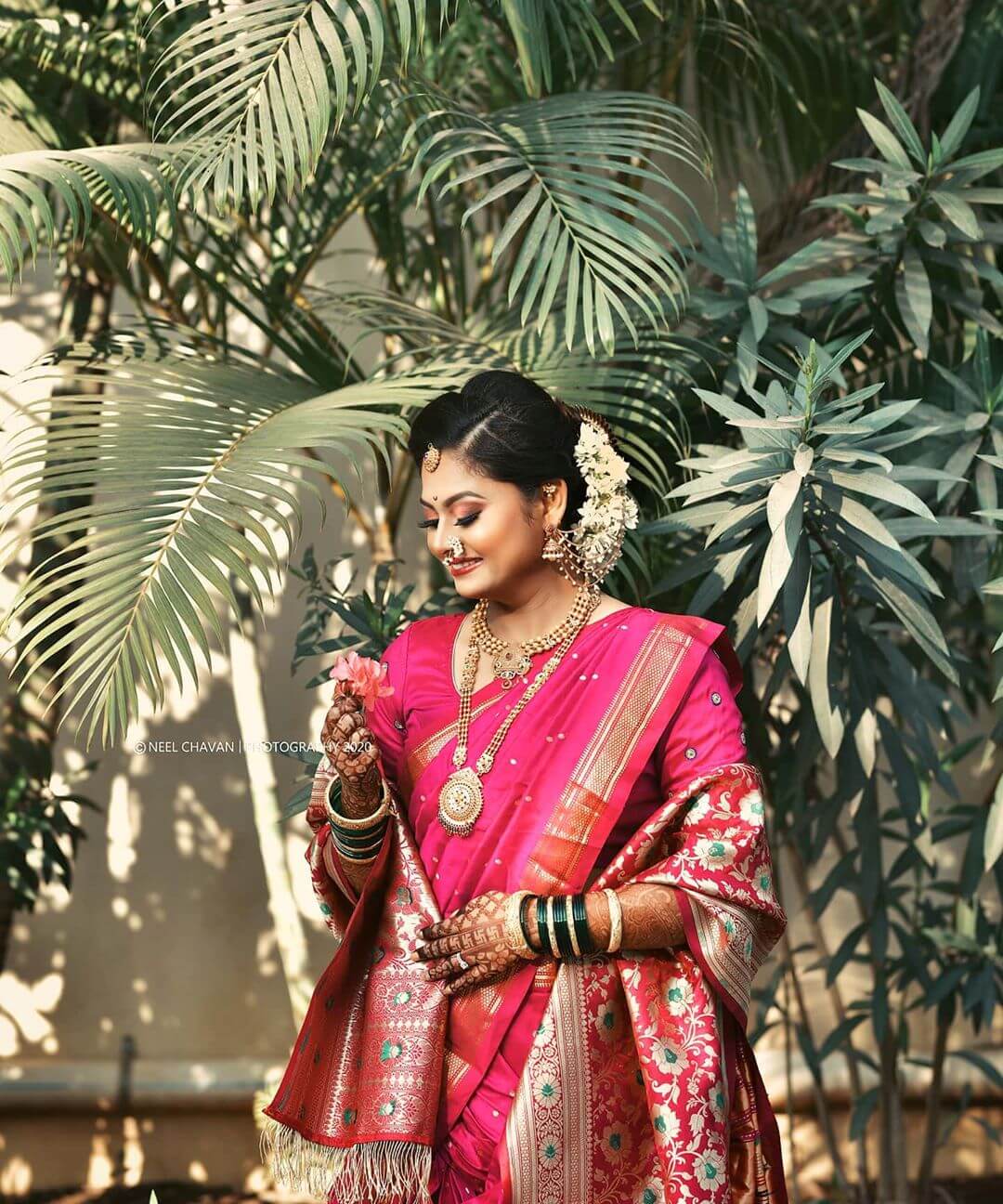 Indian model wearing traditional Maharashtrian bridal green sari and  jewelry. Looking at Camera. Smiling Stock Photo - Alamy