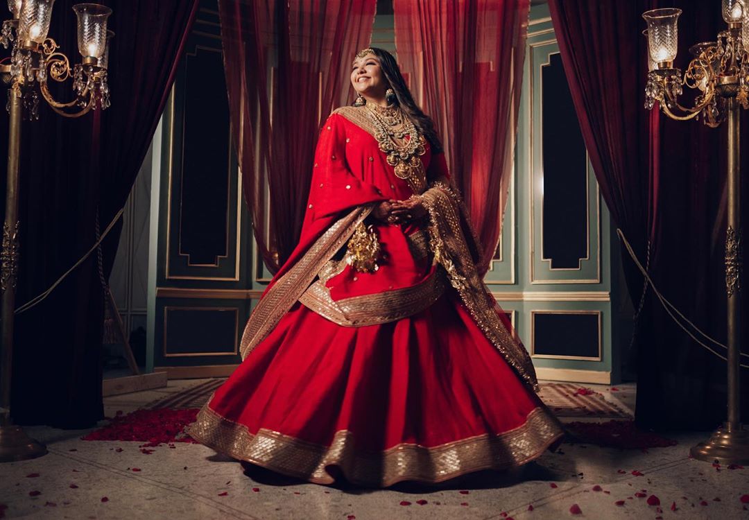 Plus-Size Bride Wore A Unique-Coloured Lehenga From Sabyasachi, Ditched The  'Dupatta' On Head