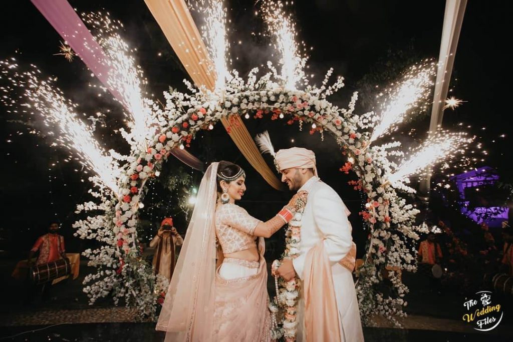 9 Majestic Decor Ideas that'll make Exchanging Varmalas Prettier than you  Thought! | WeddingBazaar