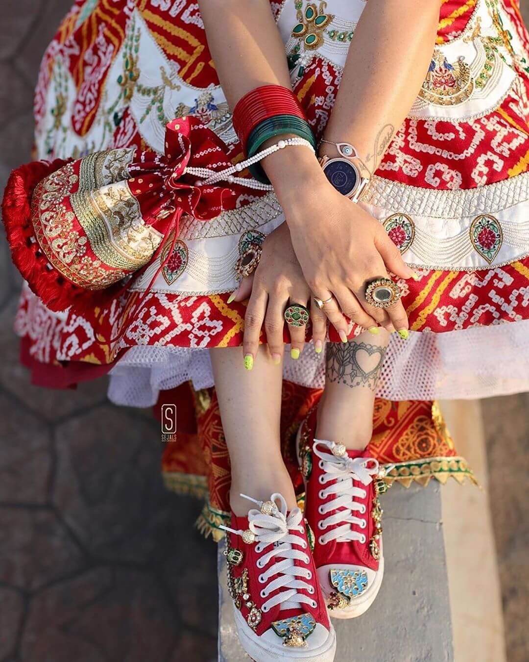 Indian Pakistani Bride Maroon Color Lehenga Stock Photo 1483261664 |  Shutterstock