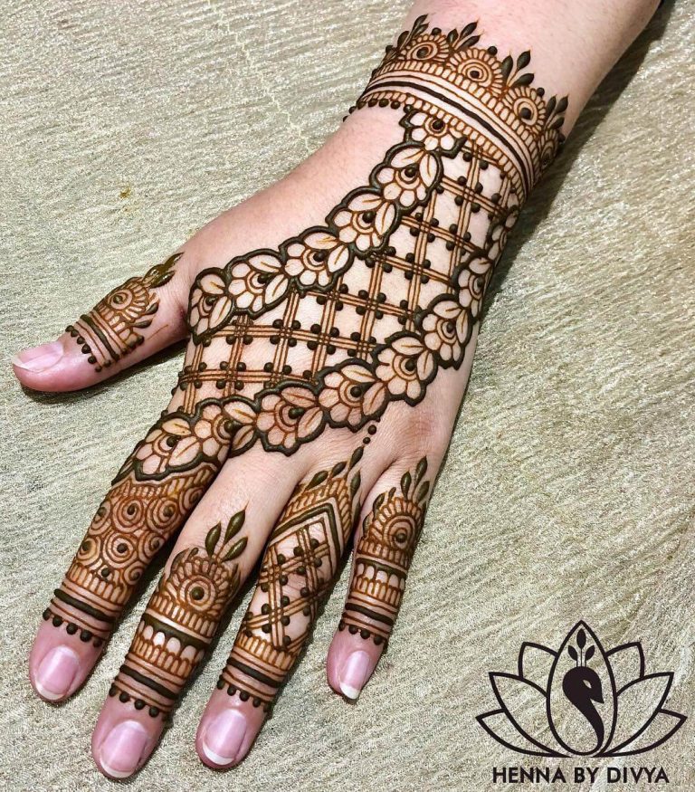 Minimalistic Arabic Mehndi Design Ideas For Intimate Weddings