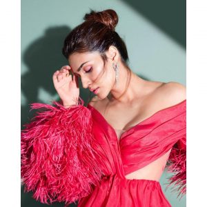 kriti sanon high hair bun