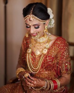 gold bridal jewelry with matha patti