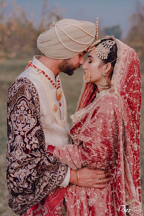 romantic sikh couple - ShaadiWish