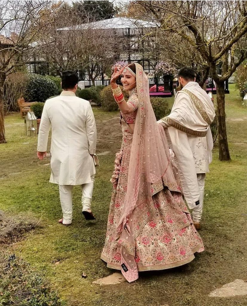 Anushka Sharma Beauty - anus Bridal Cream Lehenga Set With Coral Dupatta |  Facebook