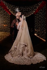 bride and groom poses