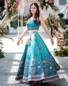 offbeat mehendi outfits