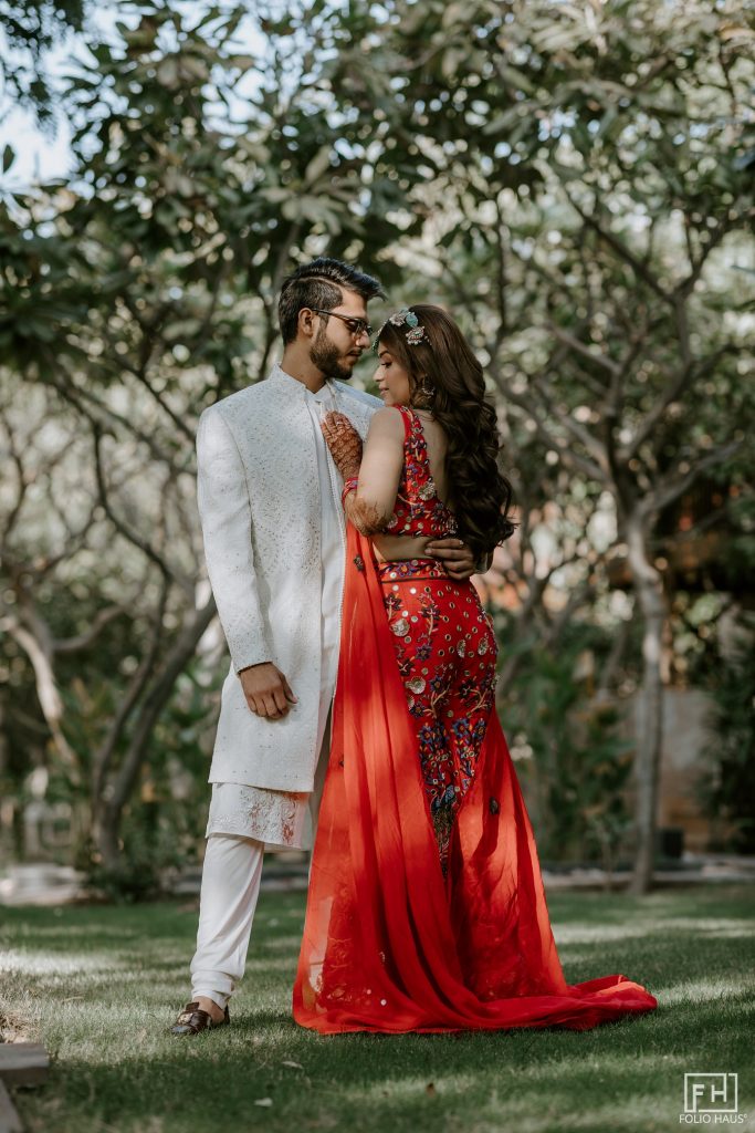 Top Couple Poses In Saree To Make Them Look Gorgeous-seedfund.vn