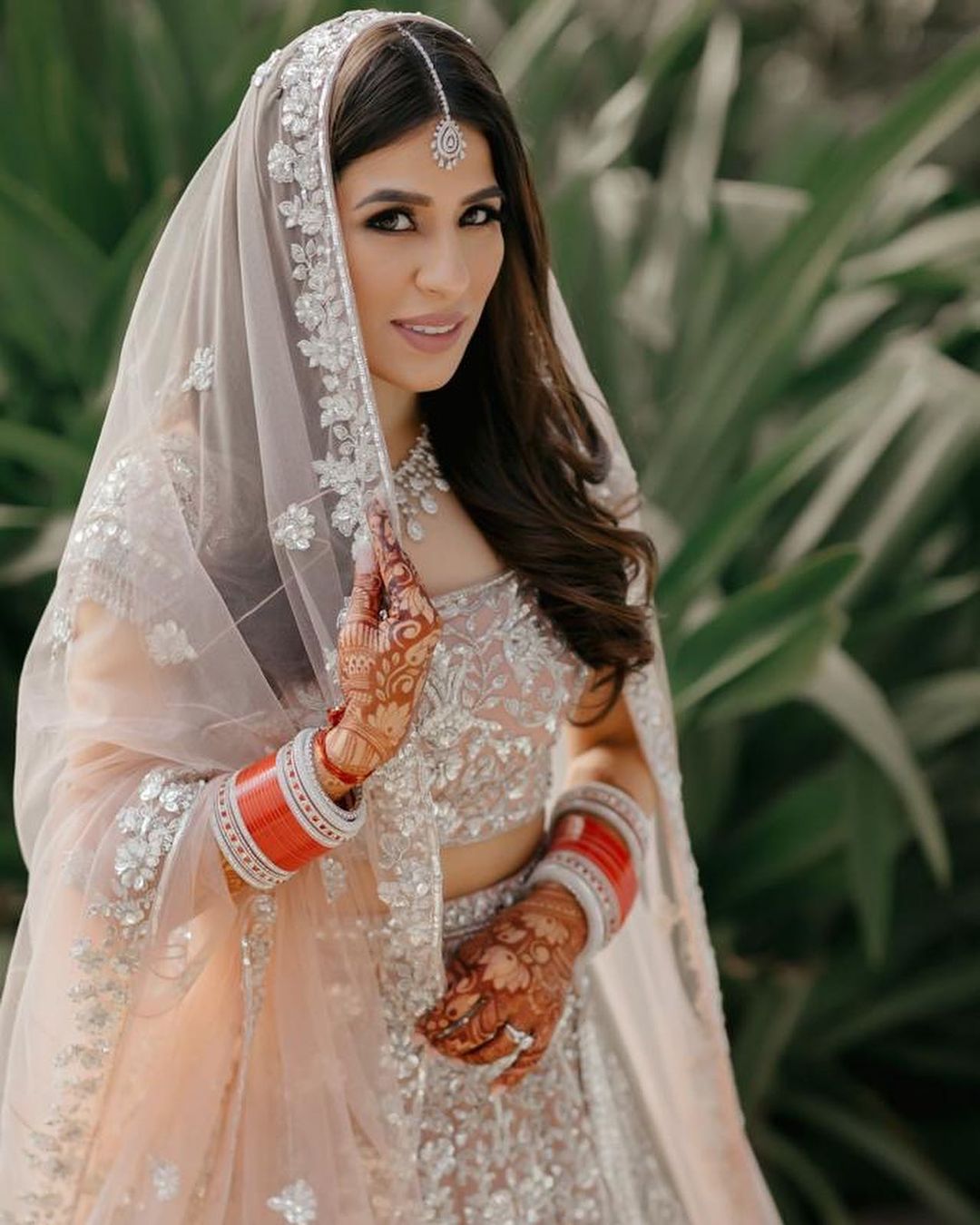 Amazon.com: Efulgenz Indian Bollywood Vintage Gold Tone Mange Tikka Crystal  Pearl Head Chain Bridal Wedding Jewelry Hair Accessories : Beauty &  Personal Care