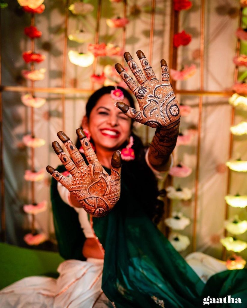 6 poses to show off your Bridal Mehendi - Pre-Wedding Functions - Forum  Weddingwire.in
