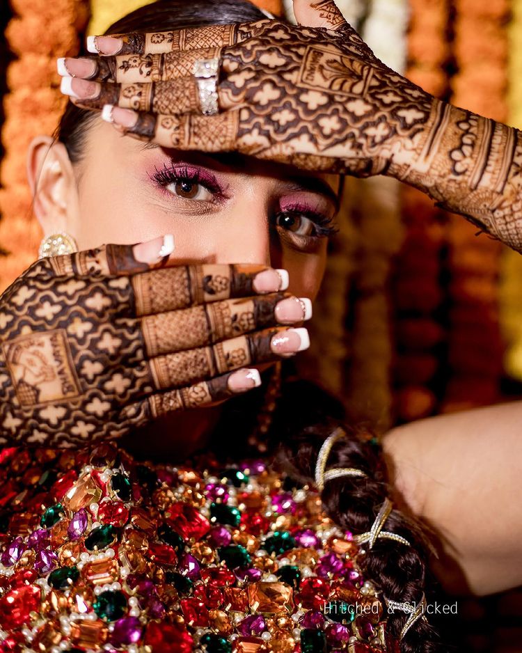 hands-on-face-mehndi-poses-for-bride | WedAbout