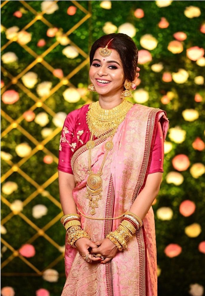 Mompreneur Circle - We all love to adorn into the Bengali look atleast once  a year. As we are celebrating Durga Puja to all the women on the platform  share your Bengali