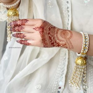 Minimal Mehndi Designs For Karva Chauth