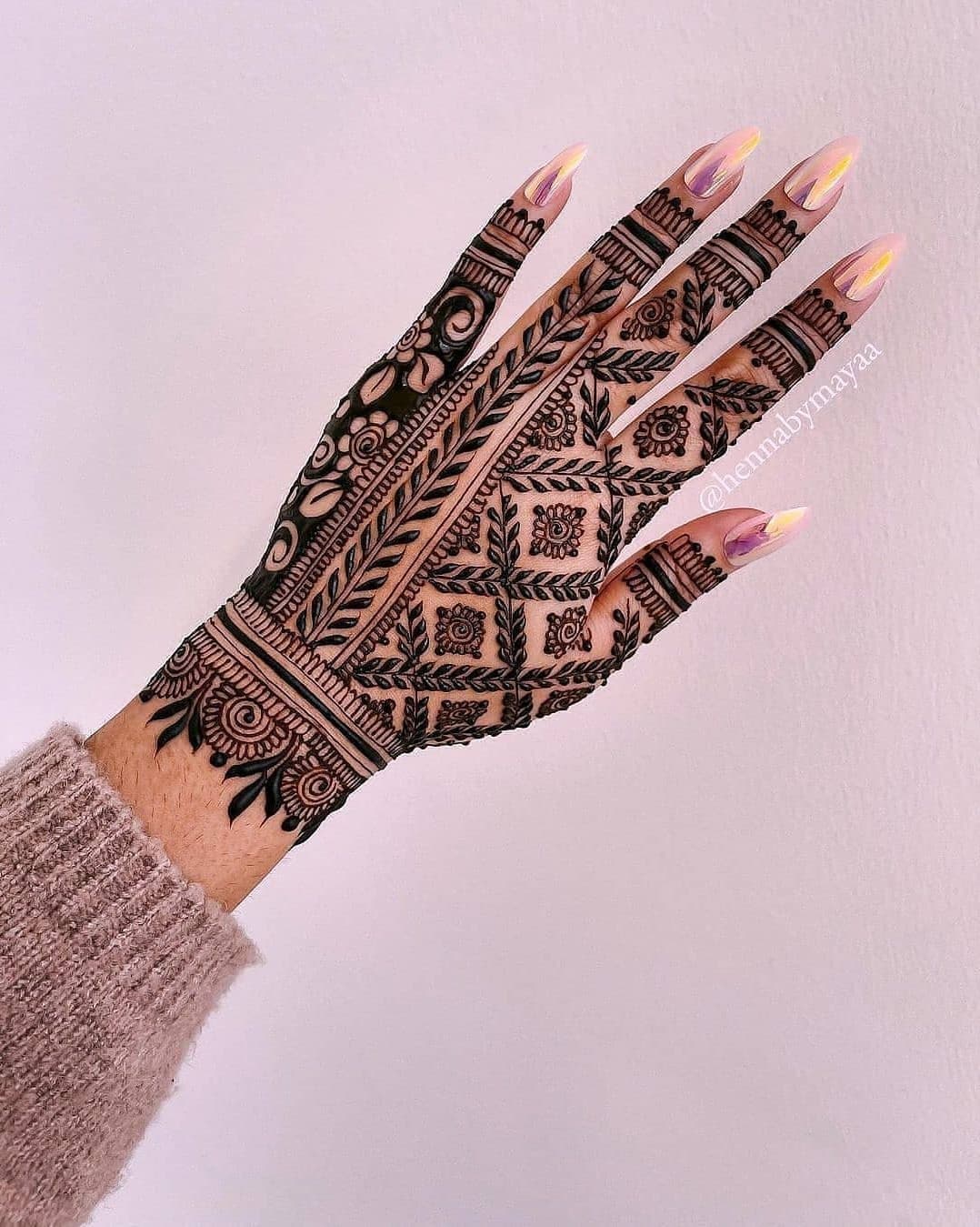 30+ Simple Stylish Back Hand Mehndi Designs - Fashion Qween