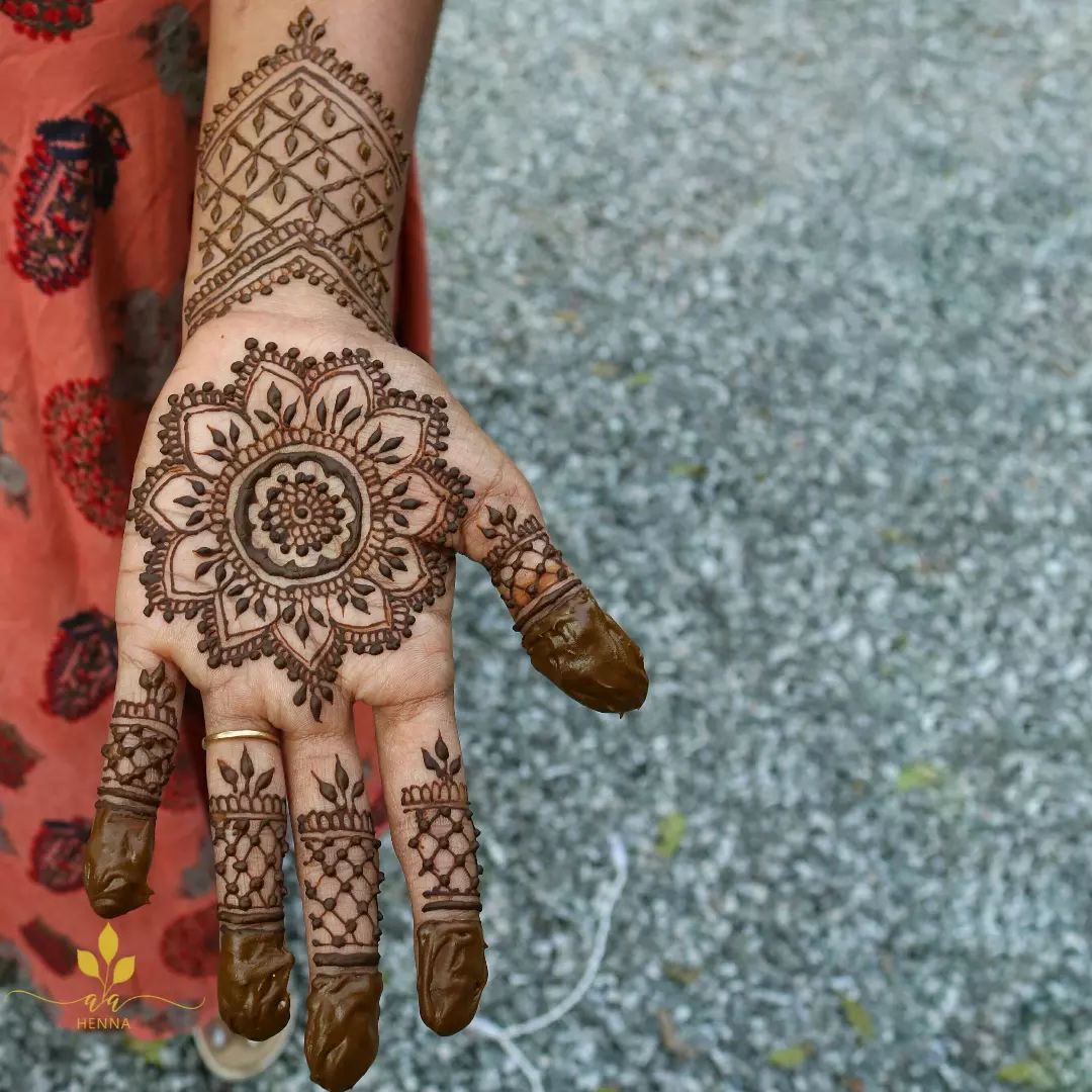 5 Full Hand Mehendi Designs For This Wedding Season | HerZindagi