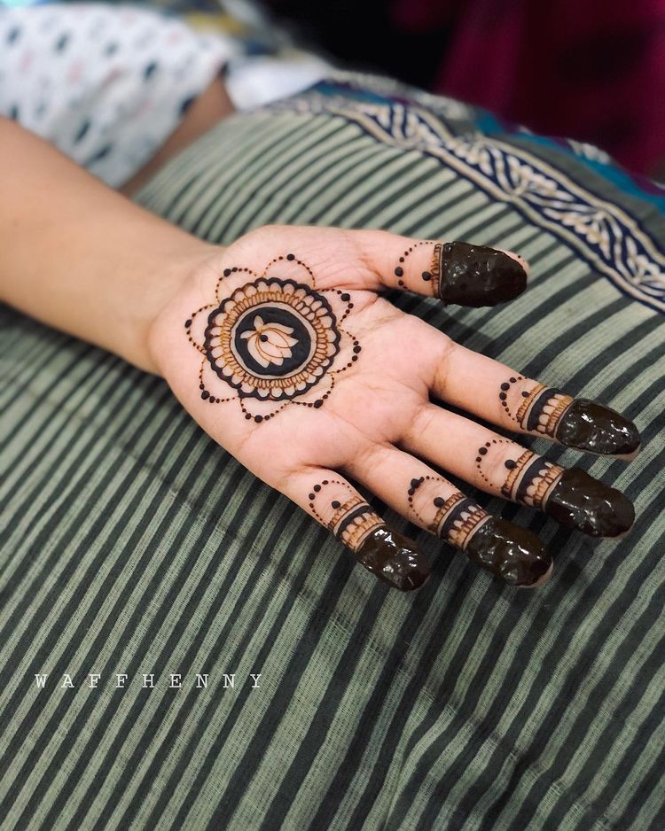 Bhai Dooj Mehendi Design Images & Tutorials: Simple Arabic, Indian,  Rajasthani, Floral, Peacock, Bracelet & Vine Style Mehndi Design for Front  & Back Hand, Fingers & Feet (Watch Videos) | 🙏🏻 LatestLY