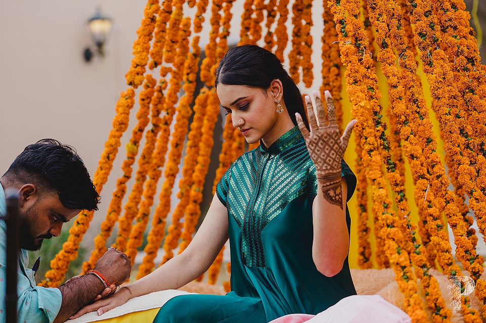 7 Fun Poses to Capture That Bridal Mehendi Design  Wedding Planning and  Ideas  Wedding Blog