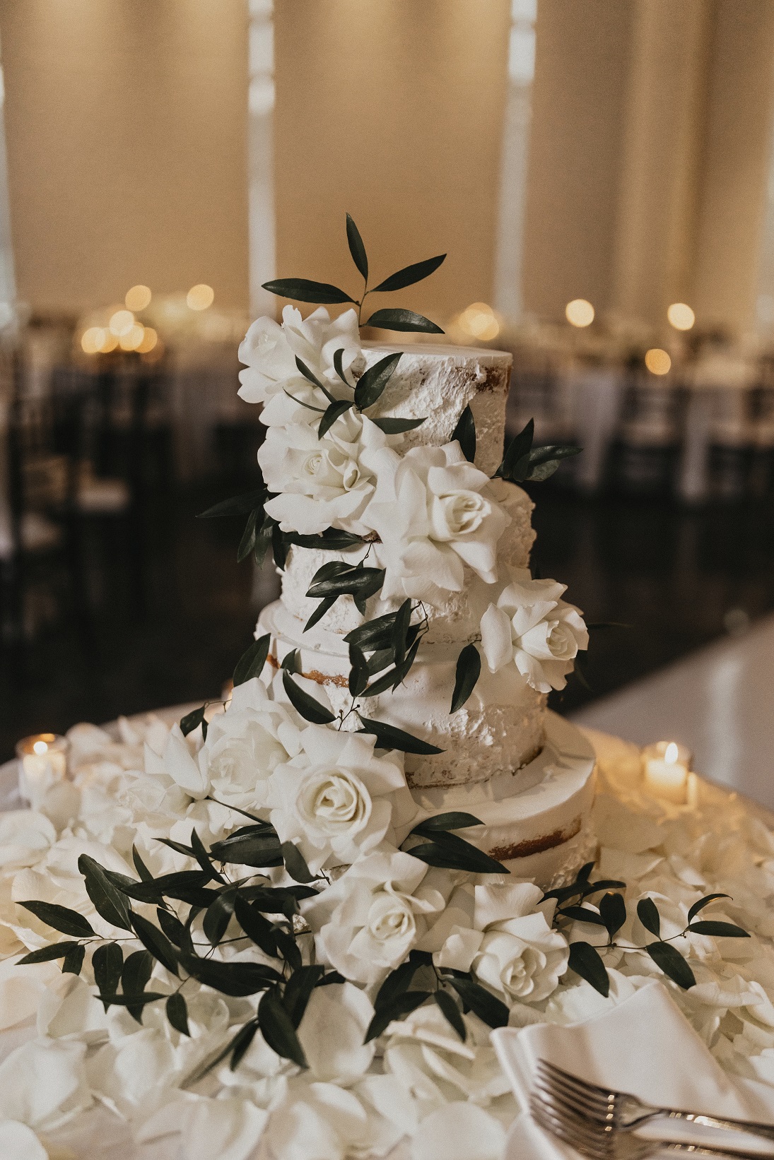 minimalist wedding cake
