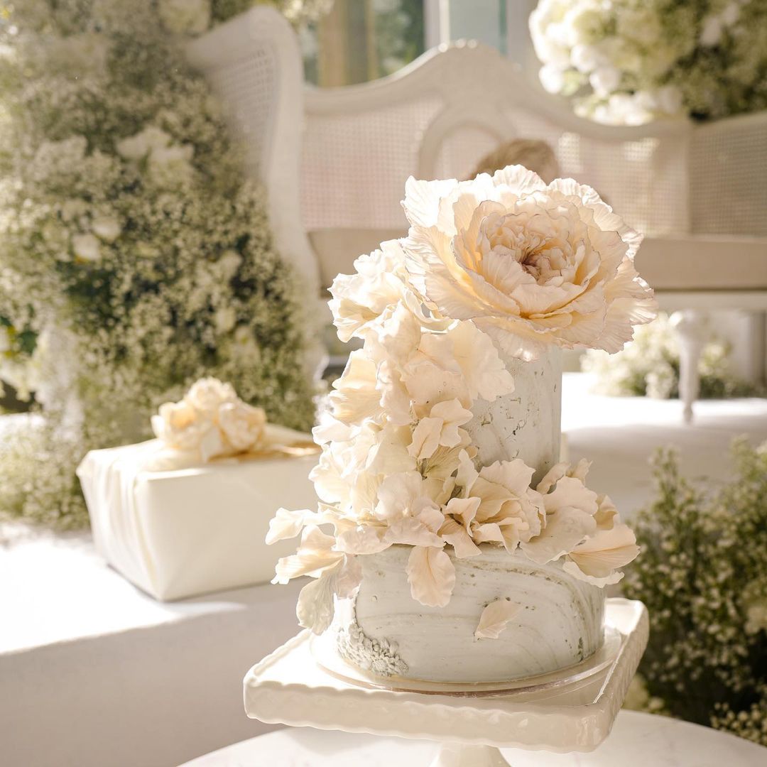 white floral cake