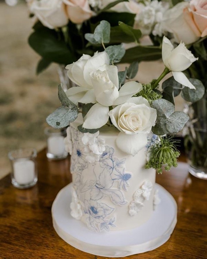 white wedding cake floral