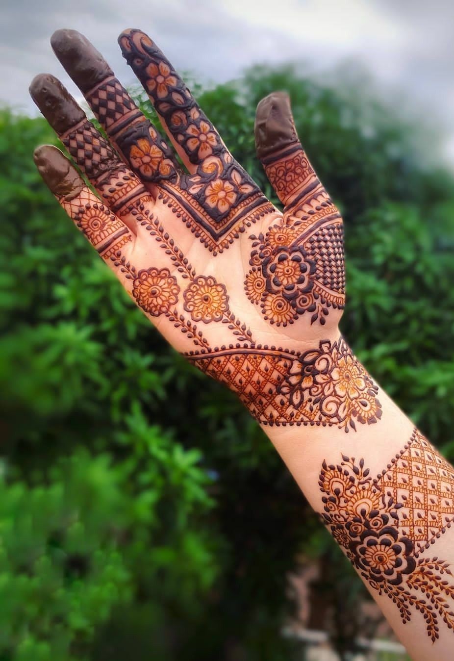 31 Royal Front Hand Mehndi Design For Any Special Occasion
