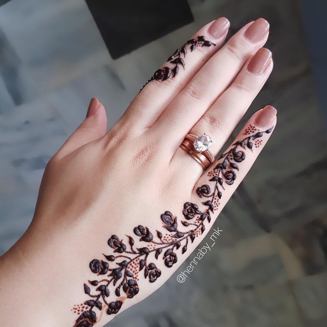 henna #hennadesigns #simplehenna #mehndi #beautifulmehndidesigns #pinterest  #mehrzeen #coolmehndi #m… | Latest henna designs, Henna designs hand, New henna  designs