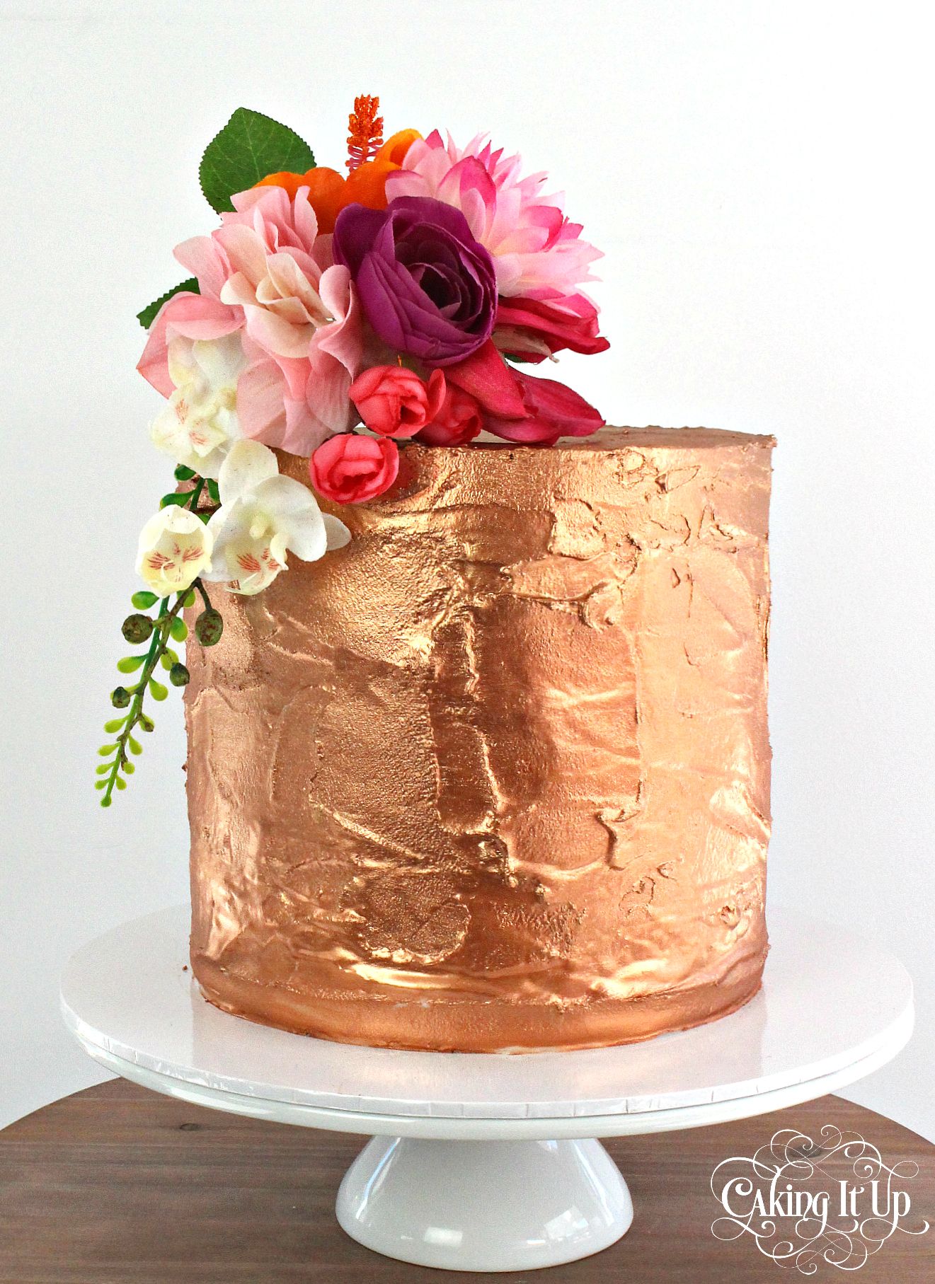 metallic one tier cake for prewedding