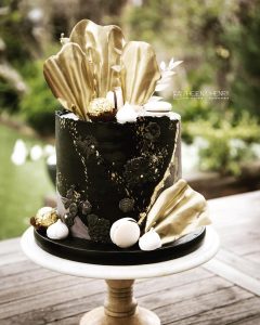 metallic one tier cake for prewedding