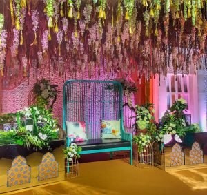 20+ Trending suspended floral decor ideas for your wedding