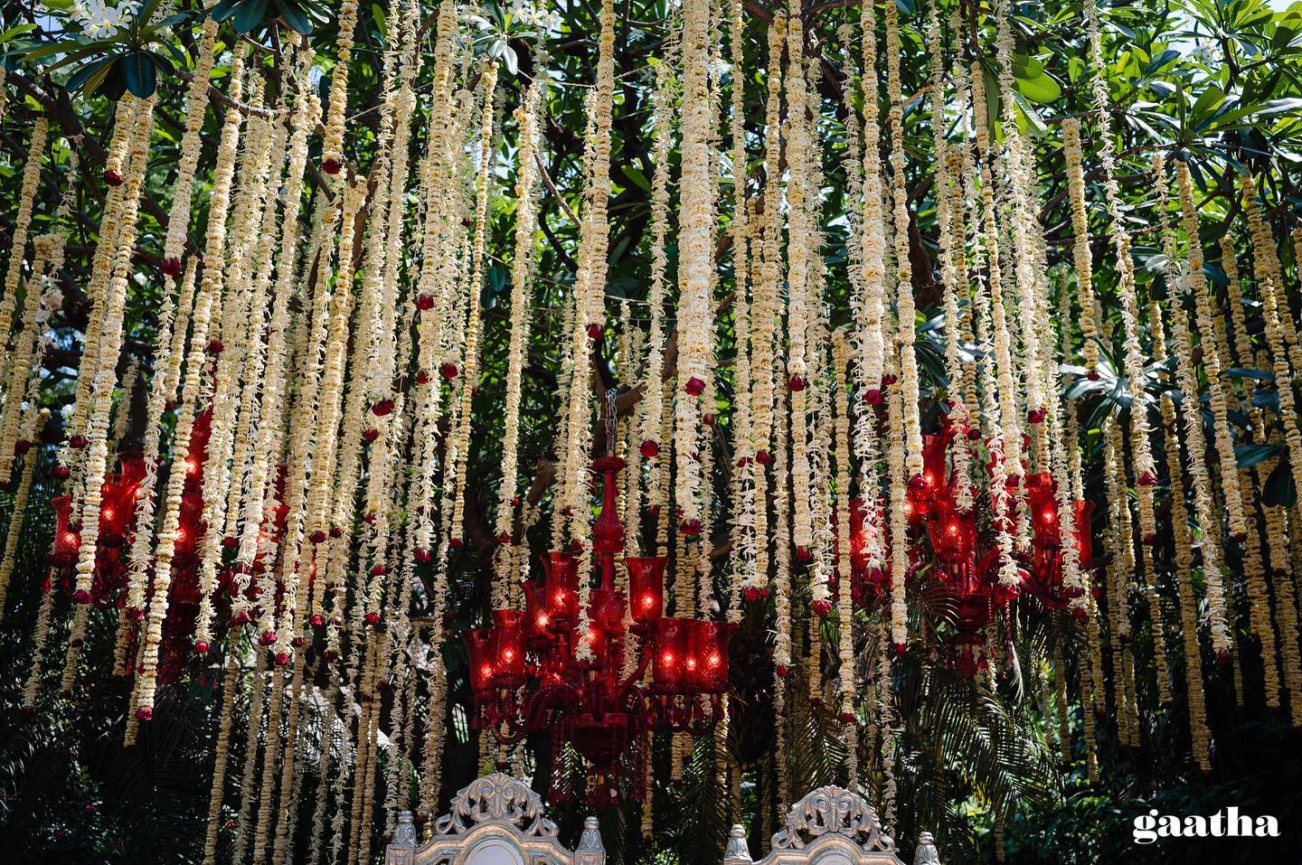 20+ Trending suspended floral decor ideas for your wedding