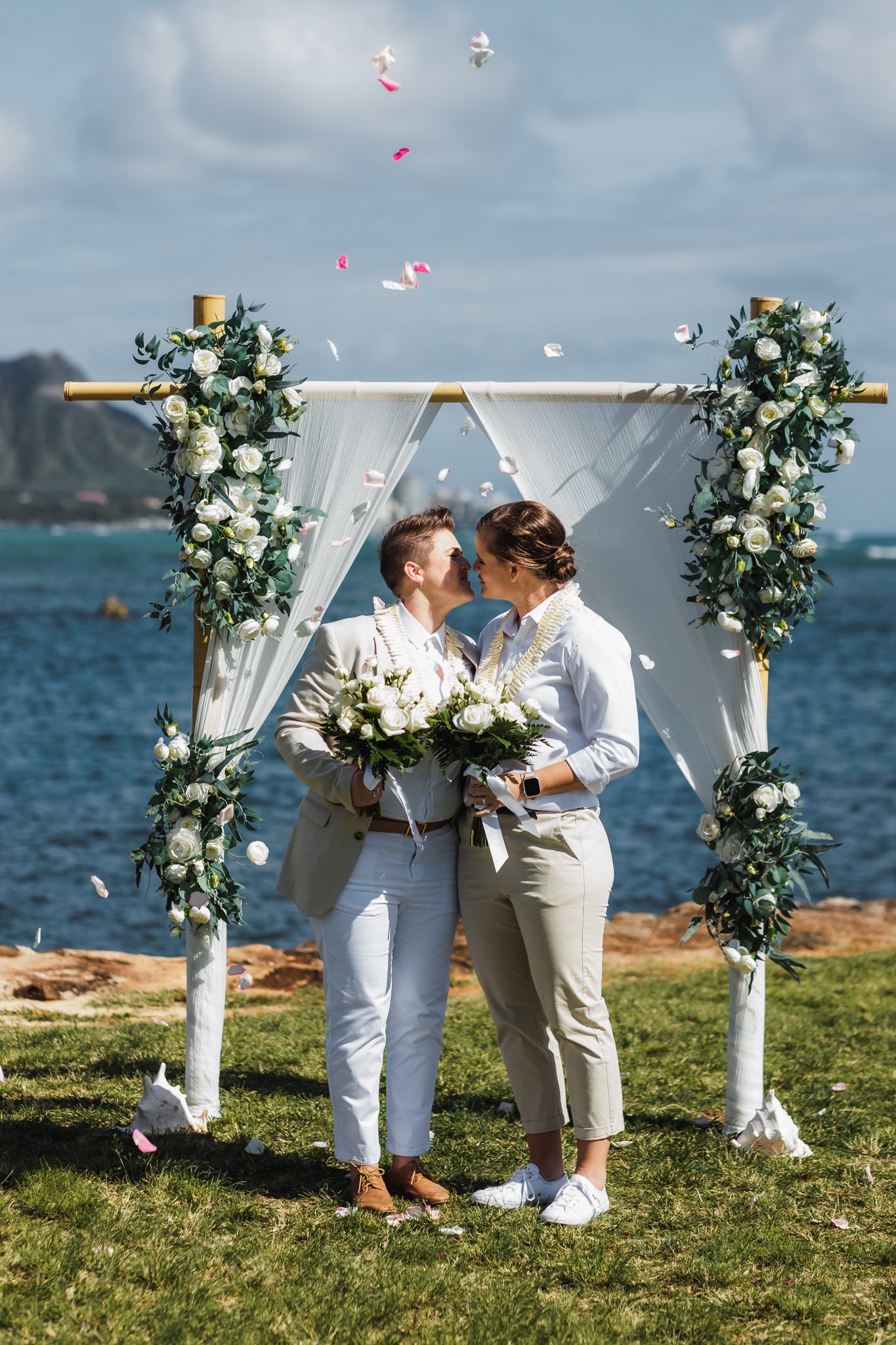 Australian cricketer Jessica Jonassen marries Sarah Wearn in Hawaii