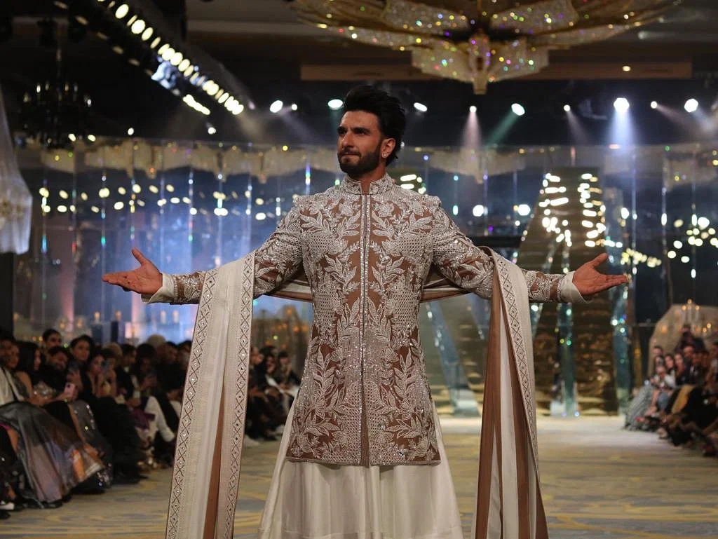 Ranveer Singh, Alia Bhatt redefine modern day regal wedding in Manish  Malhotra