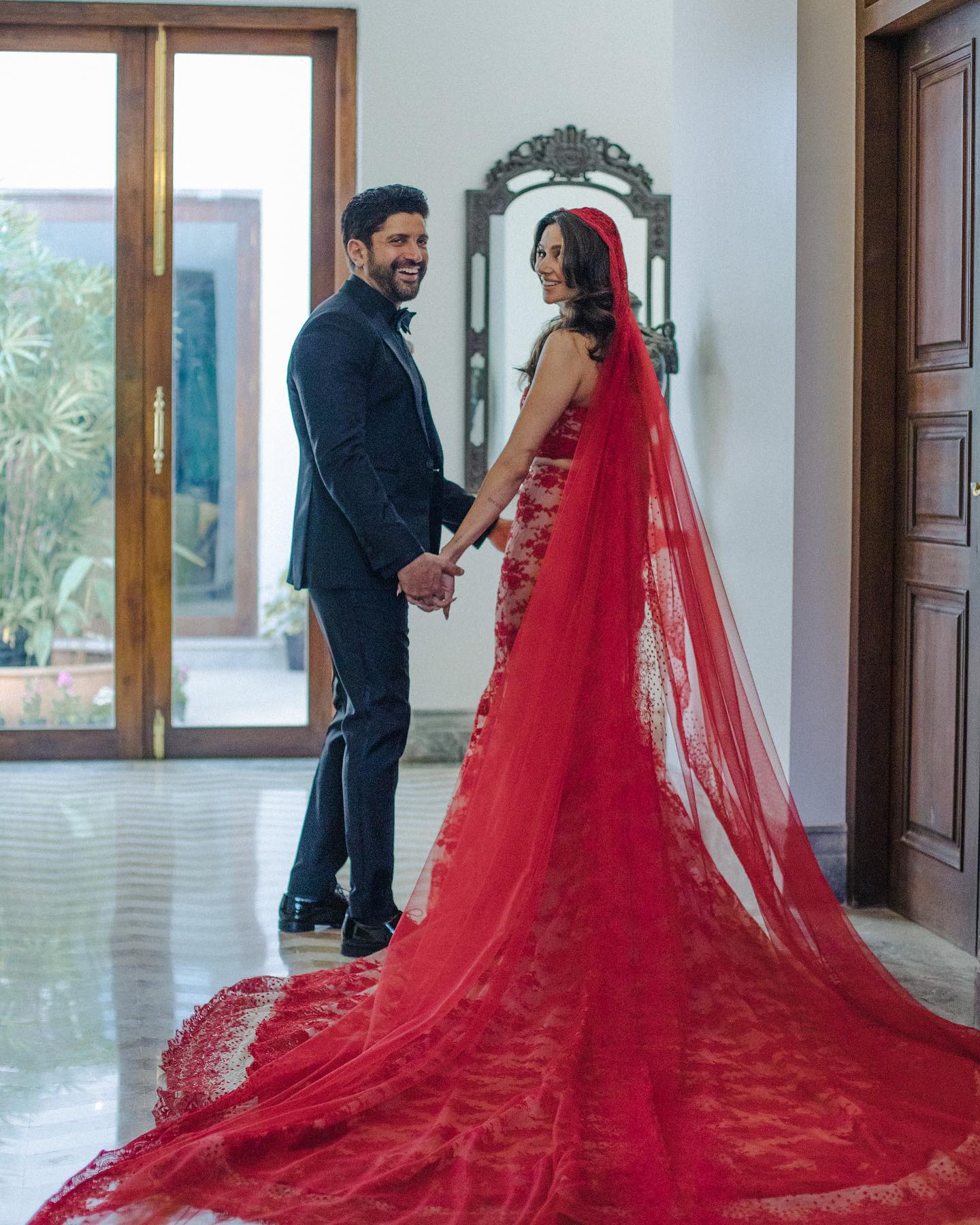 Swoon-Worthy Celebrity Inspired Poses For Wedding Photoshoot