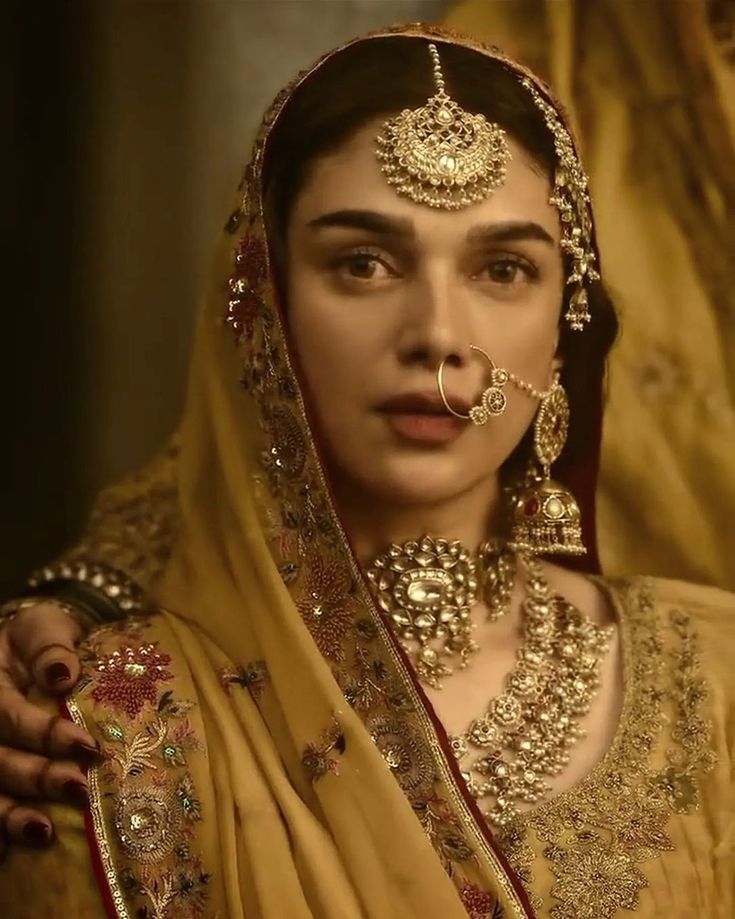 Heeramandi Gave Us Impeccable Outfits & Jewellery