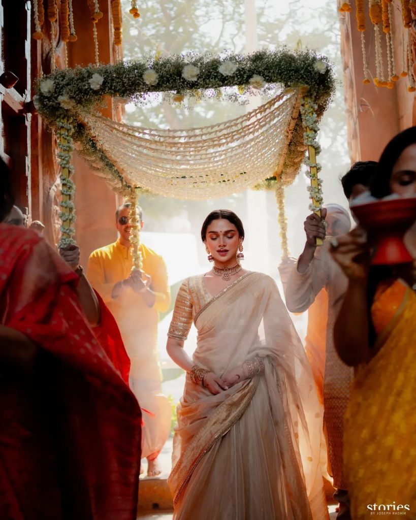 Actors Aditi Rao Hydari & Siddharth Tied The Knot And Their Wedding Pictures Are Dreamy AF!