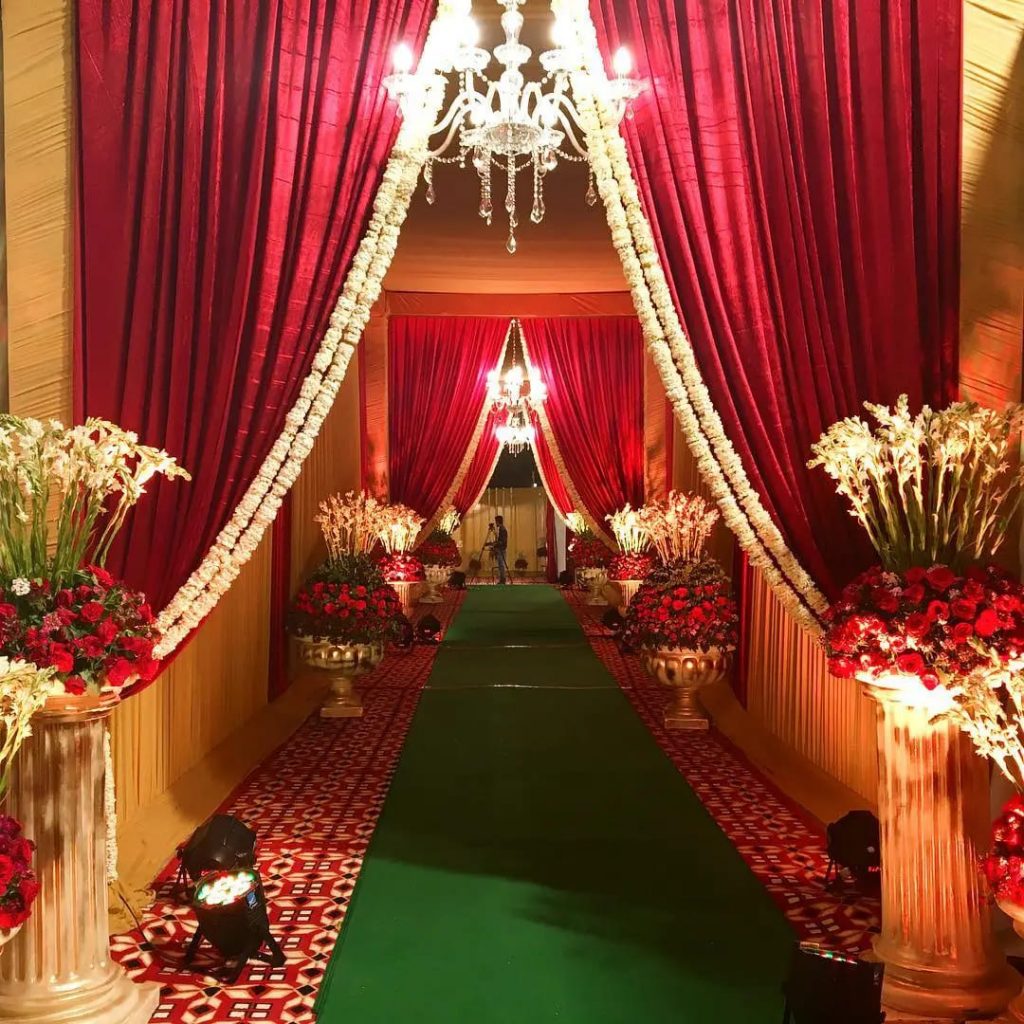 Let The Traditional Red Take Over Your Wedding In Most Amazing Ways!