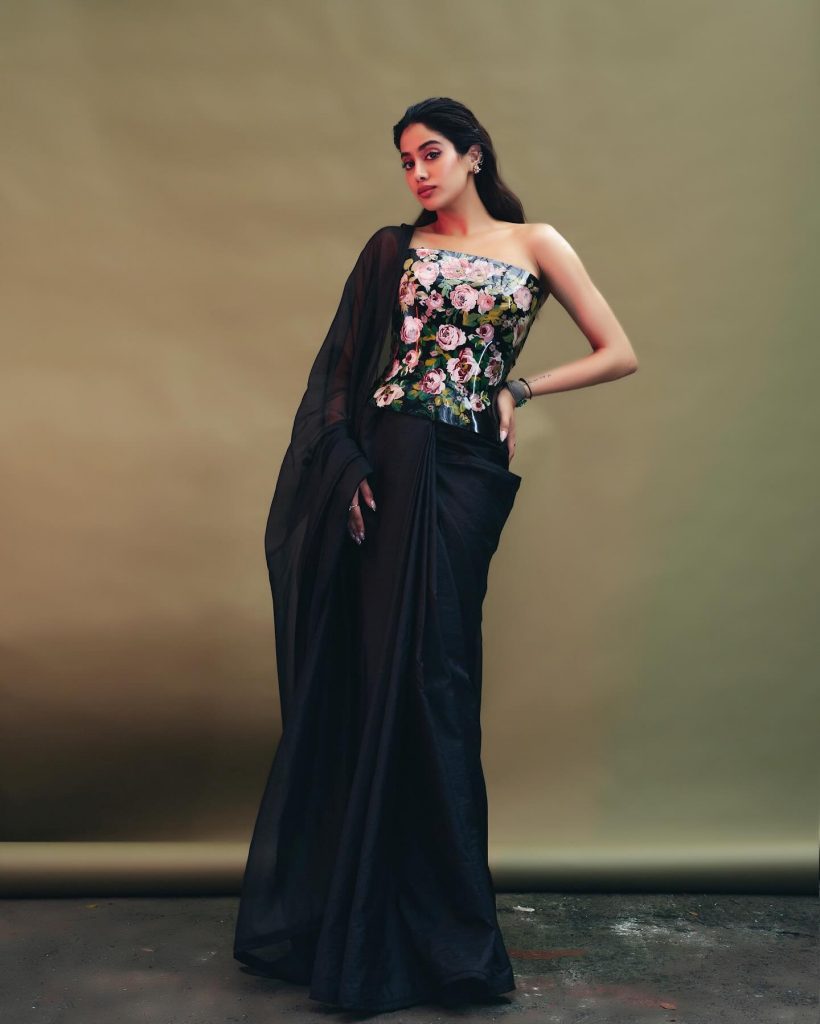 Kareena Kapoor To Janhvi Kapoor: Corset Saree Trend Takes Over Bollywood!